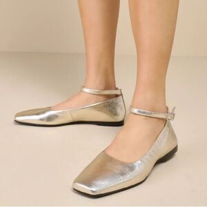 Vagabond Gold Metallic Square Toe Leather
Ankle Flats/Shoes(Size 7)